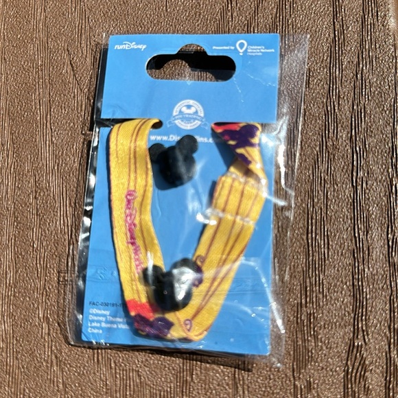 Disney Trading Pin 2018 half marathon weekend limited release 5k set of 2 NWT - Picture 4 of 6